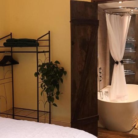 Room With Luxury Private Bathroom & Independent Entrance Near Tube Лондон Екстериор снимка
