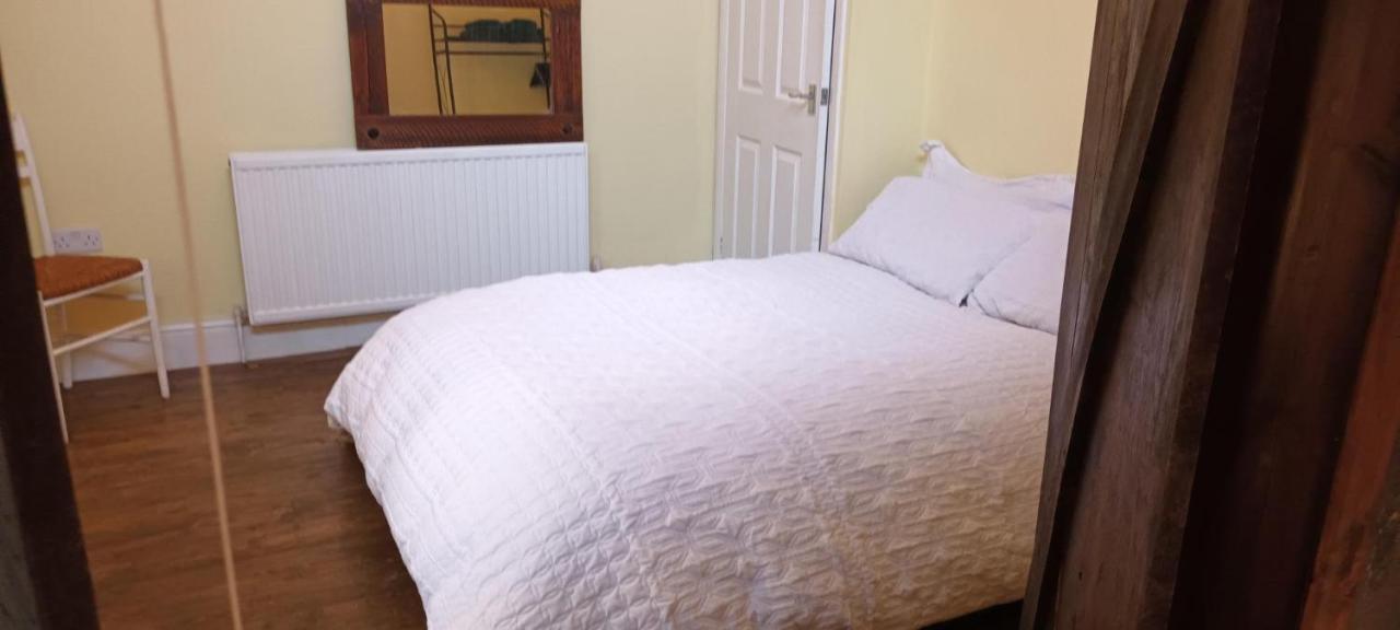 Room With Luxury Private Bathroom & Independent Entrance Near Tube Лондон Екстериор снимка