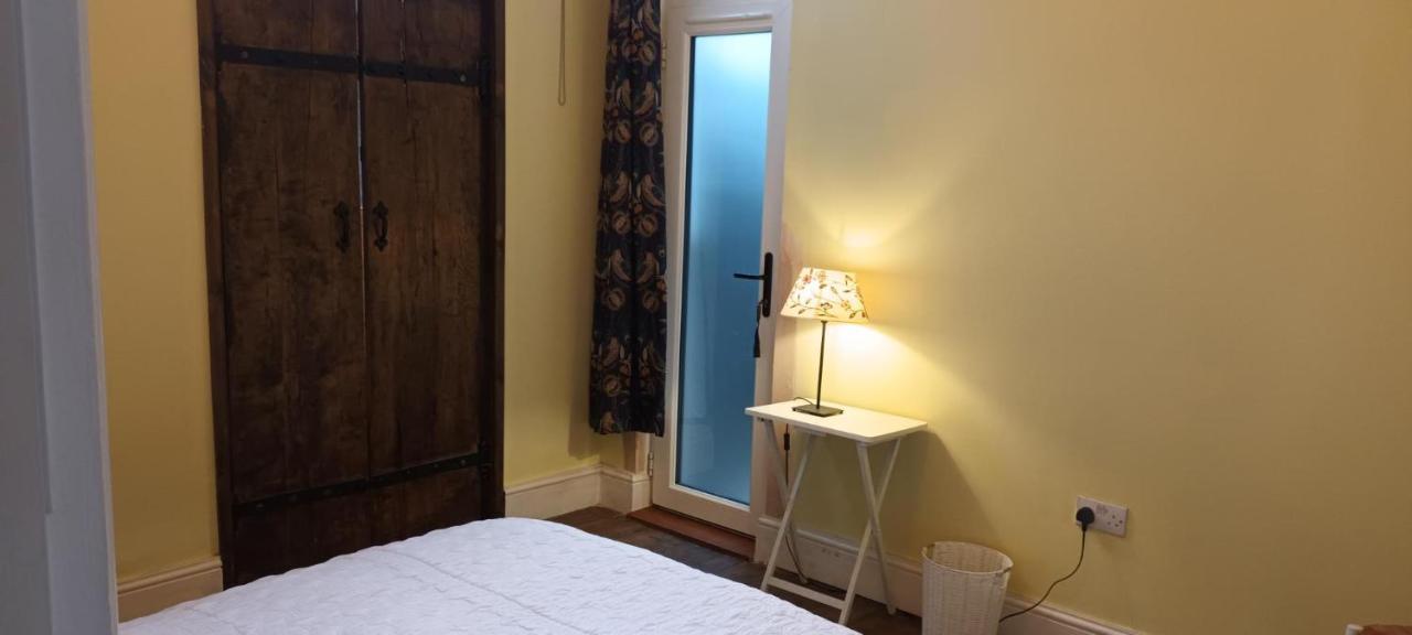 Room With Luxury Private Bathroom & Independent Entrance Near Tube Лондон Екстериор снимка