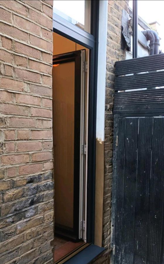 Room With Luxury Private Bathroom & Independent Entrance Near Tube Лондон Екстериор снимка