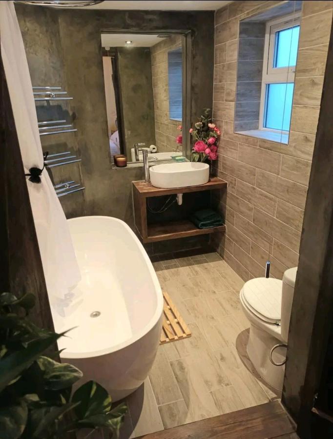 Room With Luxury Private Bathroom & Independent Entrance Near Tube Лондон Екстериор снимка