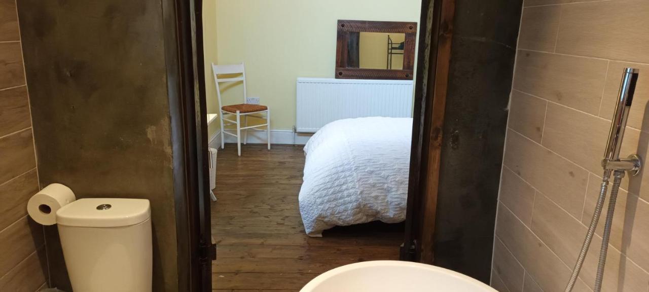 Room With Luxury Private Bathroom & Independent Entrance Near Tube Лондон Екстериор снимка