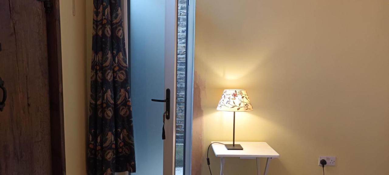 Room With Luxury Private Bathroom & Independent Entrance Near Tube Лондон Екстериор снимка