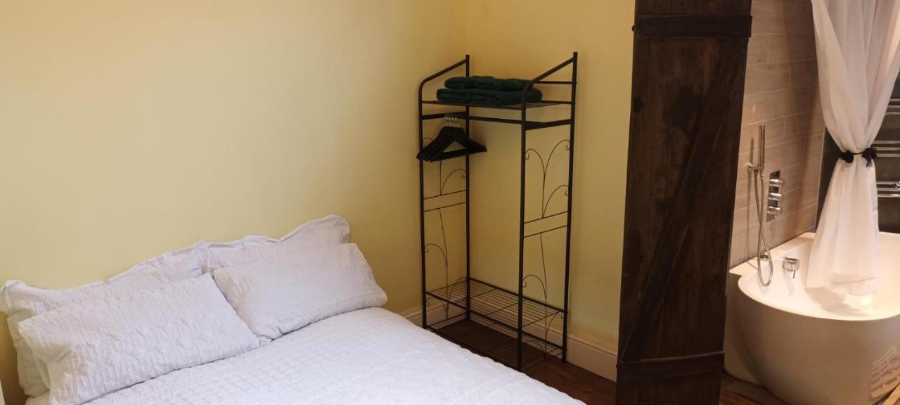 Room With Luxury Private Bathroom & Independent Entrance Near Tube Лондон Екстериор снимка