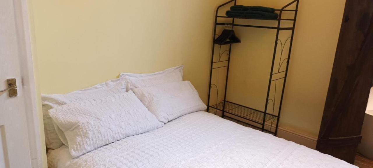 Room With Luxury Private Bathroom & Independent Entrance Near Tube Лондон Екстериор снимка