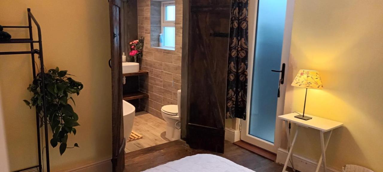 Room With Luxury Private Bathroom & Independent Entrance Near Tube Лондон Екстериор снимка