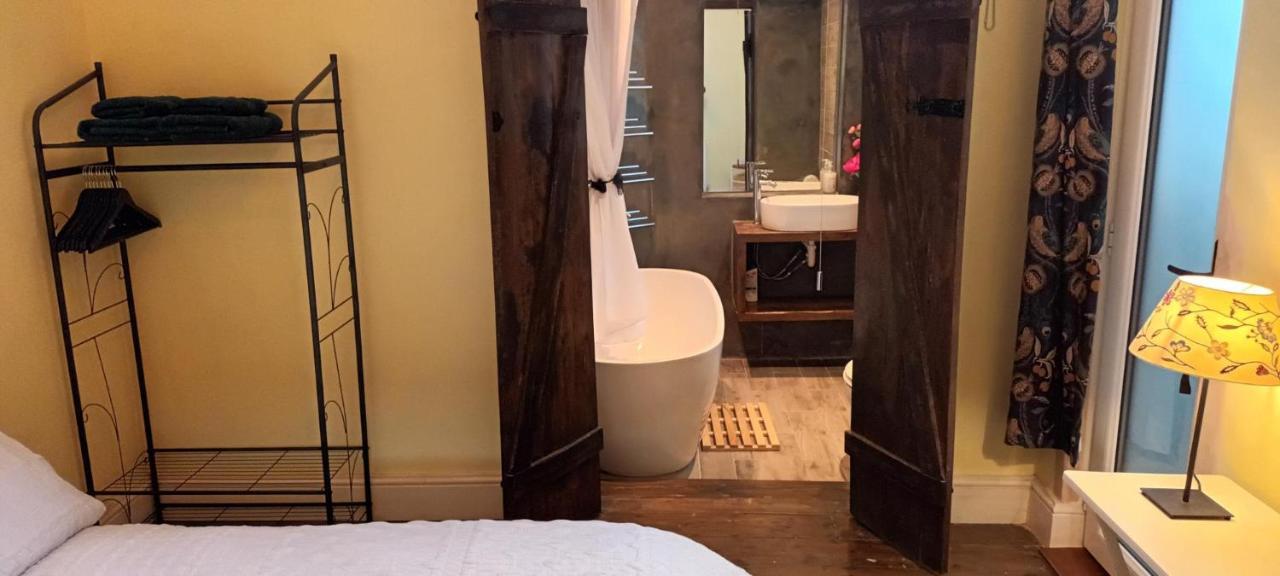 Room With Luxury Private Bathroom & Independent Entrance Near Tube Лондон Екстериор снимка
