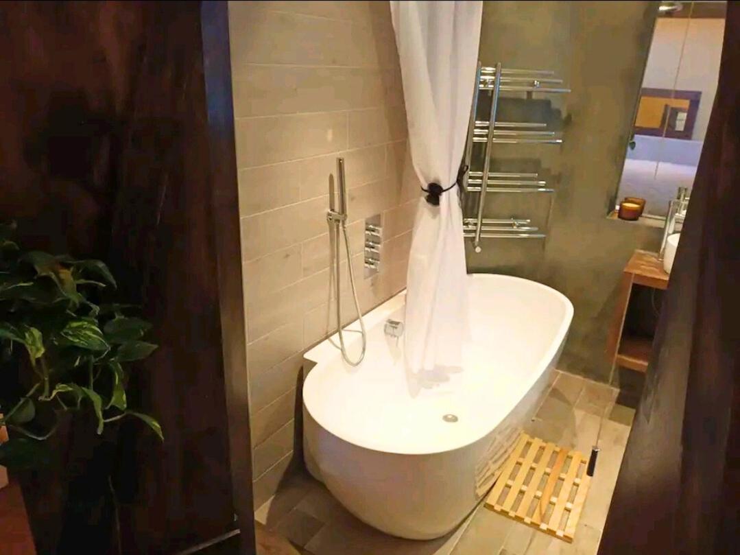Room With Luxury Private Bathroom & Independent Entrance Near Tube Лондон Екстериор снимка
